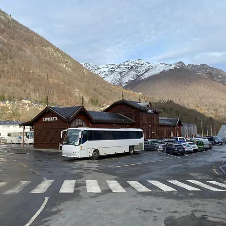 Au Pied Des Telecabines